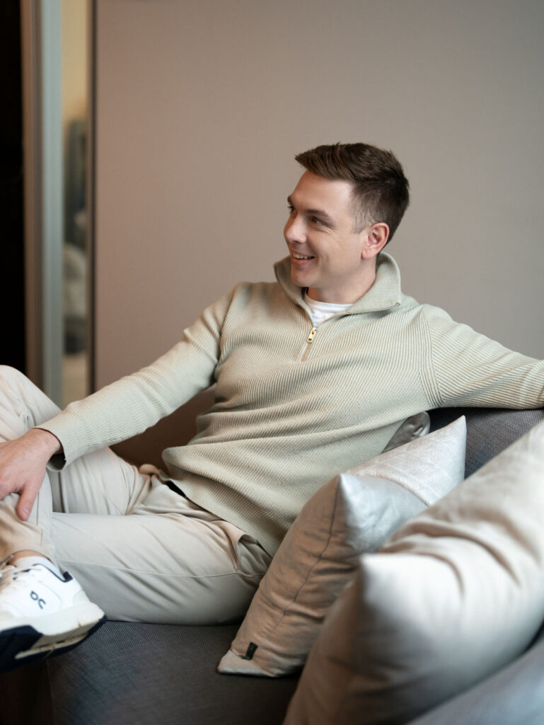 Christian Maikranz sitzt entspannt auf einem Sofa