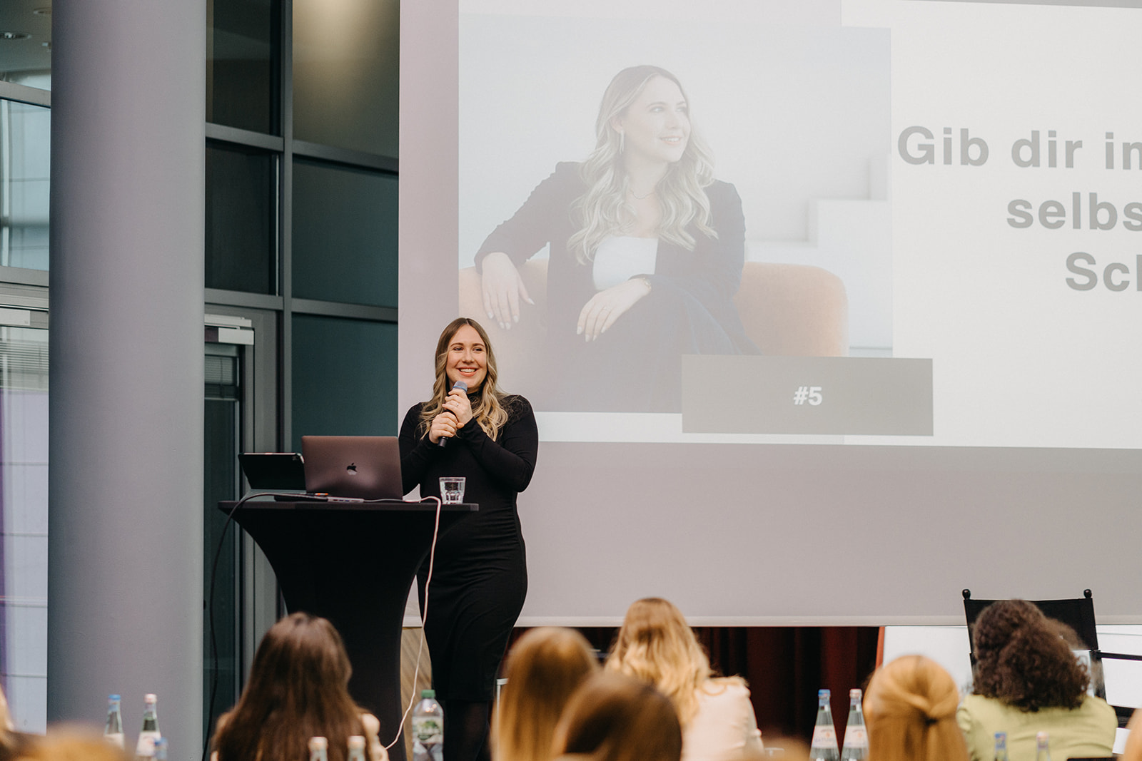 Carina Maikranz, Fulfillment Coach, auf der Bühne des Maikranz Business Day